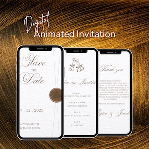 Könnte beinhalten: Drei animierte digitale Hochzeitseinladungen auf einem Smartphone-Bildschirm. Der erste Bildschirm zeigt "Save the Date" mit dem Datum "7.12.2025" und den Namen "Alyssa Smith & Jacob Jones". Der zweite Bildschirm zeigt "You are Invited" mit den Details zum Veranstaltungsort der Hochzeit, zur Kleiderordnung und zur Uhrzeit. Der dritte Bildschirm zeigt "Thank you" mit einer Dankesbotschaft des Paares.