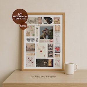 Op de afbeelding: Een ingelijste collage met een houten frame, met foto's, ansichtkaarten en lucifersdoosjes. De collage bevat een foto van een stel, harten en de tekst "DIY MATCHBOOK TEMPLATE" en "Canva". Een witte mok staat op een houten oppervlak.