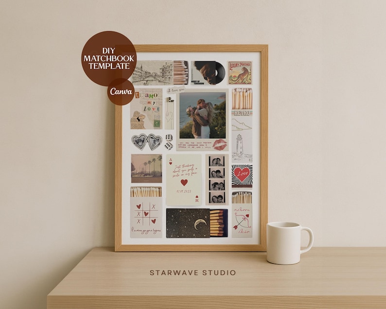 Op de afbeelding: Een ingelijste collage met een houten frame, met foto's, ansichtkaarten en lucifersdoosjes. De collage bevat een foto van een stel, harten en de tekst "DIY MATCHBOOK TEMPLATE" en "Canva". Een witte mok staat op een houten oppervlak.