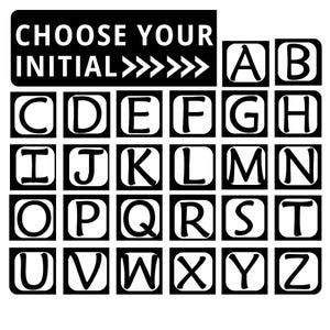 以下が含まれることがあります： 「CHOOSE YOUR INITIAL」のテキストと、AからZまでの文字がグリッド状に配置された白黒のグラフィック。各文字は白い縁取りのある黒い正方形の中にあり、パーソナライズされたアイテムに最適です。