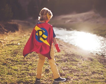 Capa de superhéroe personalizada para niños: inicial personalizada, disfraz hecho a mano, ideal para niños de 2 a 8 años.