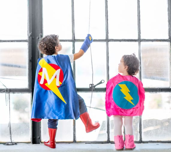 Traje de niños fácil Capa de superhéroe personalizada para niños Muchos  colores Capa personalizada con inicial disfraces de niños fiesta de  superhéroes -  España
