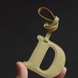 Llavero Colgante para bolso Regalos para coche Regalo para ella Para mamá Para niña Para dama Colgante con letra Cadena de cuero Hecho a mano Cadena natural