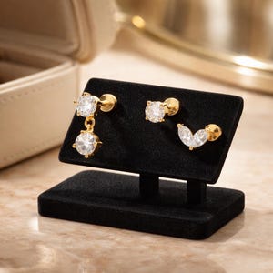 Puede incluir: Un juego de tres cuencos apilables de cerámica. El cuenco más grande es azul claro, el mediano verde y el más pequeño amarillo. Cada cuenco tiene un acabado liso y brillante y un diseño sencillo y moderno.