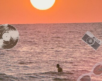 Puede incluir: Una cámara vintage, un disco de vinilo y unas gafas de sol flotan en la superficie del océano. El sol se está poniendo en el fondo, proyectando un cálido resplandor naranja sobre la escena.