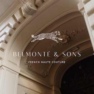 Peut inclure: Détail architectural d'un plafond voûté beige avec des moulures ornées. Le logo "Belmonté & Sons" est affiché, ainsi que le texte "French Haute Couture" et une illustration de guépard blanc.