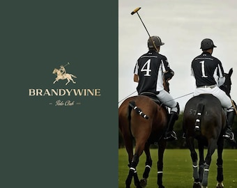 Op de afbeelding: Twee polospelers te paard, gekleed in zwart-witte shirts met de nummers 4 en 1. De spelers rijden bruine paarden op een groen veld. De afbeelding bevat het logo van de Brandywine Polo Club.
