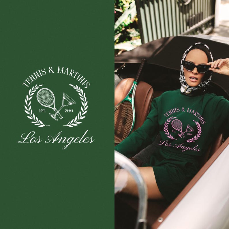 Op de afbeelding: Een groen sweatshirt met een wit grafisch ontwerp van een tennisracket en een martini-glas met de tekst "Tennis & Martinis Est. 2010 Los Angeles".