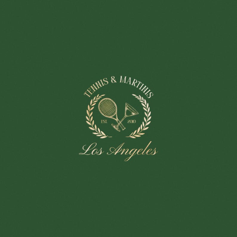 Op de afbeelding: Gouden logo op een groene achtergrond met de tekst "Tennis & Martinis" in een lauwerkrans met een tennisracket en een martini-glas erin. De tekst "Est. 2010" staat onder de krans en de tekst "Los Angeles" eronder.
