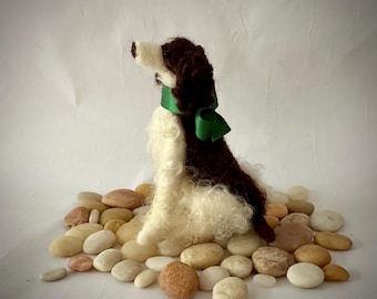 Cucciolo di Springer Spaniel infeltrito ad ago seduto