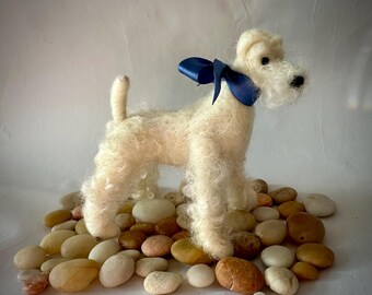 Naaldvilten witte Schnauzer-hond