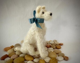 Naaldvilten witte schnauzer puppy zittend