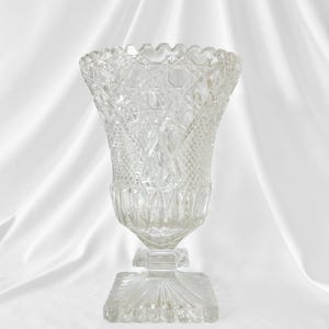 Hand-Cut Lead Crystal Vase: Elegant Victorian Style
