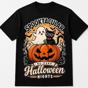 Peut inclure: Un t-shirt noir à manches courtes avec un motif représentant un fantôme blanc et un chat noir à lunettes assis sur une grosse citrouille orange. Le design inclut le texte SPOOKTACULAR, BE-PURE, HALLOWEEN et NIGHTS avec des chauves-souris.