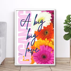 Puede incluir: Una impresión artística enmarcada con un vibrante arreglo floral de gerberas blancas, naranjas, amarillas y rosas. Las palabras "A big big love" están escritas en una fuente elegante, con la palabra "CANVAS" en el fondo.