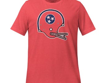 Op de afbeelding: Rood T-shirt met een vintage-stijl grafische afbeelding van een voetbalhelm met een blauw en wit sterrendesign aan de zijkant.