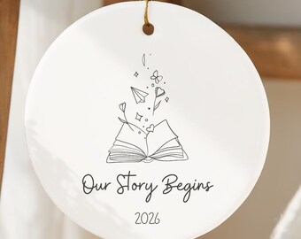 Ozdoba „Nasza historia się zaczyna”, spersonalizowana pamiątka dla pary, prezent ślubny z okazji zaręczyn, ozdoba na nowy rozdział, dekoracja świąteczna na rocznicę