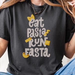 Eat Pasta Run Fasta T-Shirt – Geschenk für Feinschmecker, Comfort Colors Tee