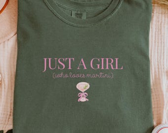 Nur ein Mädchen, das Martini liebt, Martini Coquette Shirt, Dirty Martini Comfort Colors Tee, Geschenk für Bestie, Cocktail Shirt, Cocktail Liebhaber