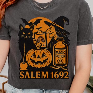 Maglietta spettrale RT Salem, maglietta di Halloween per terapista respiratorio, maglietta per infermiere polmonare Comfort Colors®, regalo RT pediatrico, maglietta divertente RT da strega