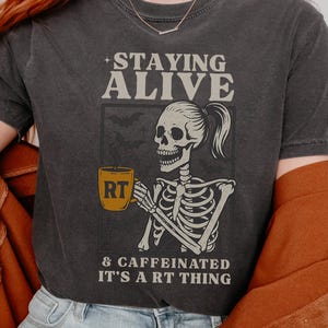 Maglietta con scheletro RT spettrale, maglietta per terapista respiratorio di Halloween, maglietta per infermiere polmonare Comfort Colors®, regalo RT pediatrico, respiratorio divertente