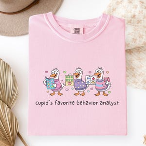 BCBA Alla hjärtans dag komfortfärger T-shirt | Cupids favorit beteendeanalytiker T-shirt | Rolig fånig gås ABA-terapeut gåva | Speed Teacher