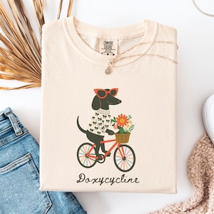 Camiseta de perro salchicha con doxiciclina, divertida camiseta de farmacéutico, Comfort Colors®, regalo para técnico veterinario, sudadera con juego de palabras de farmacia, camiseta de graduación de técnico de farmacia