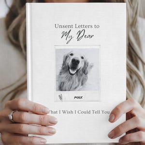 Può includere: Un diario bianco intitolato "Unsent Letters to My Dear" con una foto in bianco e nero di un cane. La foto è in una cornice in stile Polaroid con il nome "MAX" sotto. Il testo "What I Wish I Could Tell You" è in basso.