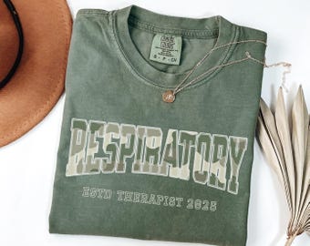 Maglietta mimetica Comfort Colors per terapisti respiratori, maglietta retrò Varsity RT, regali di laurea per RRT o RT