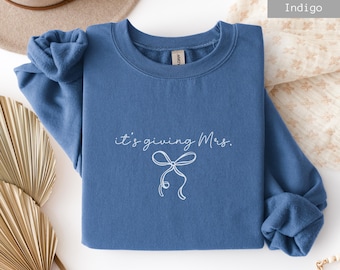 Sudadera "It's Giving Mrs.", Sudadera de cuello redondo para futura novia, Regalo de compromiso, Suéter para despedida de soltera y luna de miel