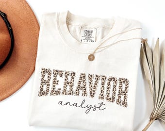 Beteendeanalytiker-tröja, leopardmönstrad BCBA-tröja, RBT Comfort Colors®-tröja, ABA-terapeutteam, autismterapiteam-tröja, examenspresent