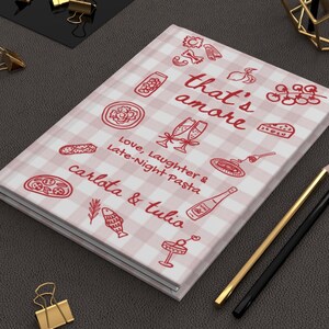 Puede incluir: Un letrero de madera r&uacute;stica con el texto "Welcome to our home" en letras blancas. El letrero presenta un acabado envejecido y un dise&ntilde;o sencillo y acogedor, ideal para la decoraci&oacute;n de la puerta principal.
