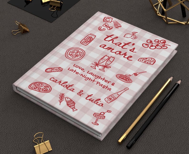 Puede incluir: Un letrero de madera r&uacute;stica con el texto "Welcome to our home" en letras blancas. El letrero presenta un acabado envejecido y un dise&ntilde;o sencillo y acogedor, ideal para la decoraci&oacute;n de la puerta principal.