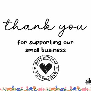 Puede incluir: Tarjeta blanca con las palabras "thank you" en fuente manuscrita. Debajo, se lee "for supporting our small business". Tambi&eacute;n hay un sello circular con un coraz&oacute;n y las palabras "Made with Love".