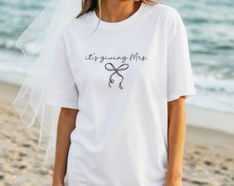 Camiseta "Es un regalo para la novia", Camiseta "Colores cómodos para la novia", Camiseta minimalista para despedida de soltera, Regalo de boda para ella, Camiseta de compromiso para la futura Sra.
