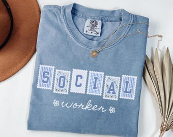 Camiseta Comfort Colors® para Assistente Social, Presente para Estudante de Serviço Social, Camiseta para Orientador Escolar, Camiseta de Formatura para Assistente Social Clínico Licenciado e Mestre em Serviço Social, Camiseta Patchwork para Assistente Social