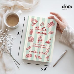 Puede incluir: Una taza de cer&aacute;mica blanca con un asa negra y el texto "But First, Coffee" en un estilo manuscrito. La taza est&aacute; sobre una superficie blanca. La taza mide 10 cm de alto.