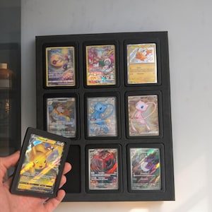 Porta carte Pokémon TCG per Toploader | Copertura in gommapiuma | Modello a fessura 3x3 con magneti | Per esposizione a parete o supporto indipendente