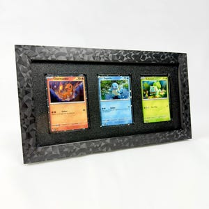 Cornice per carte Pokémon per 3 custodie magnetiche | Struttura prismatica | Pannello frontale con protezione UV | Espositore da parete e da tavolo | Idea regalo