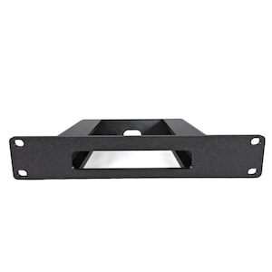 Peut inclure: Un support de rack en métal noir avec un cadre rectangulaire et une ouverture centrale. Le support de rack comporte quatre trous de montage, deux à chaque extrémité. Le produit est conçu pour contenir des équipements électroniques.