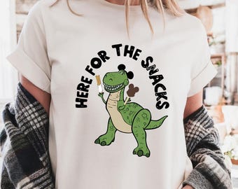 Camiseta Comfort Colors Disney "Here for the Snacks Rex", camiseta de Toy Story Dinosaur Snack, camiseta Comfort Colors con divertido estampado de parque temático.