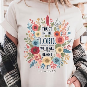 Camiseta Comfort Colors Proverbios 3:5, camiseta floral "Confía en el Señor", camiseta cristiana Comfort Colors, camiseta con gráfico de versículos bíblicos, camiseta con flores de fe