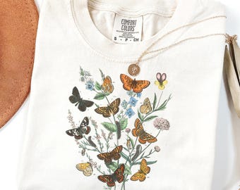 Camisa vintage con mariposas y colores cómodos, camiseta floral estilo cottagecore, regalo para amantes de la naturaleza, top gráfico de primavera