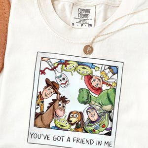 Op de afbeelding: Witte keramische mok met een zwarte handgreep en de tekst "But First, Coffee" in handschrift. De mok staat op een wit oppervlak. Geschikt voor warme dranken.