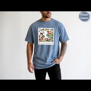 Op de afbeelding: Een set van drie keramische mokken met een gespikkelde, matte afwerking. De mokken zijn in cr&egrave;me, lichtgrijs en donkergrijs. Elke mok heeft een eenvoudig, minimalistisch ontwerp en een afgeronde handgreep.