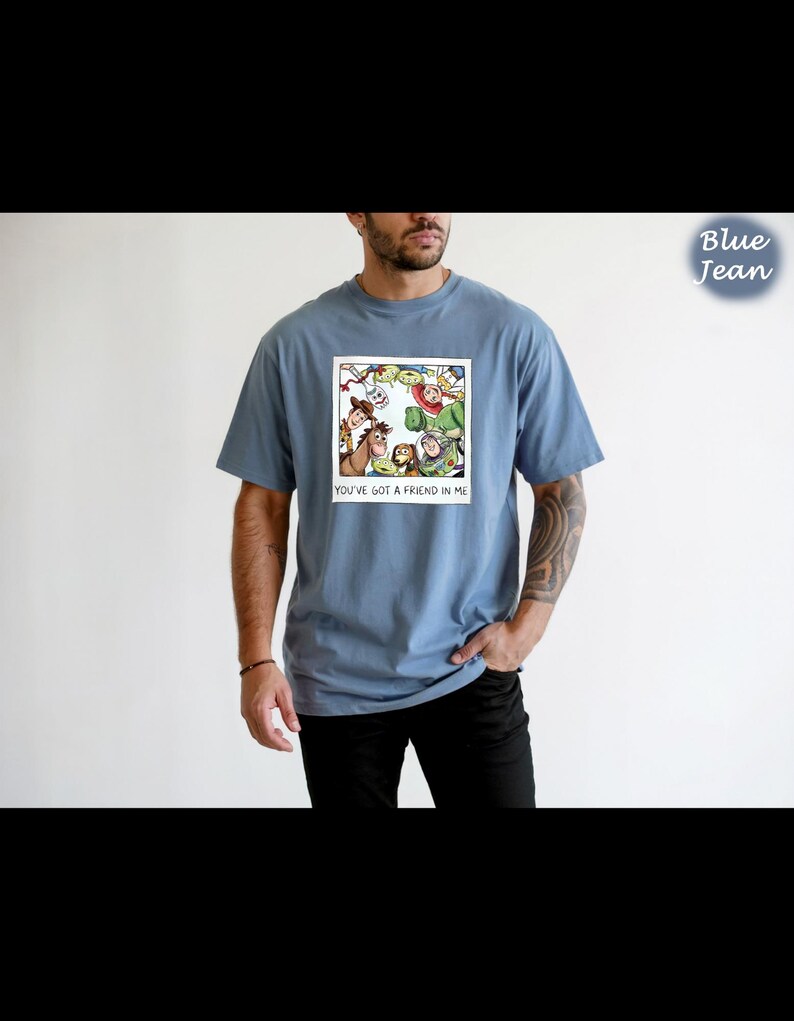 Op de afbeelding: Een set van drie keramische mokken met een gespikkelde, matte afwerking. De mokken zijn in cr&egrave;me, lichtgrijs en donkergrijs. Elke mok heeft een eenvoudig, minimalistisch ontwerp en een afgeronde handgreep.