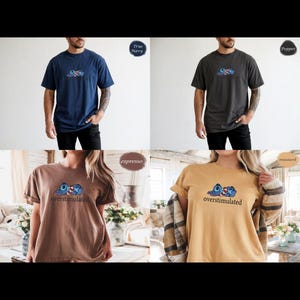 以下が含まれることがあります： ネイビー、ペッパー、エスプレッソ、マスタードの4色のTシャツ。各シャツには、漫画のキャラクターデザインと「overstimulated」の文字がプリントされています。これらのシャツは半袖で、柔らかい素材で作られているようです。
