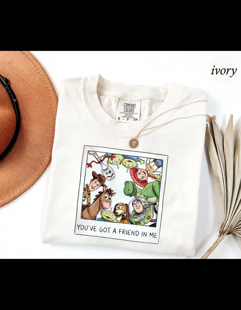 Op de afbeelding: Witte keramische mok met een zwarte handgreep en de tekst "But First, Coffee" in handschrift. De mok staat op een wit oppervlak. Geschikt voor warme dranken.