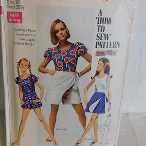 Pode incluir: Padrão de costura Simplicity número 8063 para uma saia e um vestido. O padrão é para um tamanho 10 com uma medida de busto de 82,5 cm. O padrão inclui um gráfico de lições em papel de seda sobre como aplicar os acabamentos do decote. O padrão é intitulado "Um padrão 'Como costurar'" e é etiquetado como "Simples de costurar".