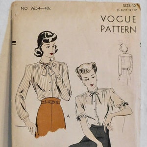 Può includere: Un set di tre tazze in ceramica con finitura opaca e macchiettata. Le tazze sono nei toni del crema, marrone chiaro e marrone scuro. Ogni tazza ha un design semplice e minimalista.